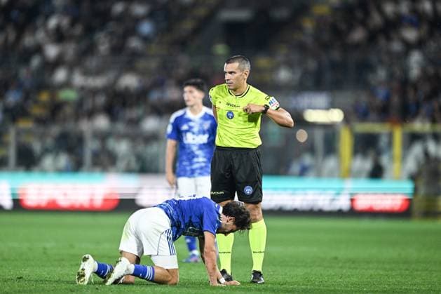 Referee Marco Piccinini seen during the Italian Serie A football match between Calcio Como and Genoa CFC on 15 of September 2025 at the Giuseppe Senigallia stadium in Como, Italy  Copyright: xTizianoxBallabio IPAxSportx xipa-agency.netx xx IPA_64912664 IPA_Agency_IPA64912664
