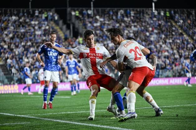 Lorenzo Colombo of Genoa CFC in action during the Italian Serie A football match between Calcio Como and Genoa CFC on 15 of September 2025 at the Giuseppe Senigallia stadium in Como, Italy  Copyright: xTizianoxBallabio IPAxSportx xipa-agency.netx xx IPA_64912667 IPA_Agency_IPA64912667