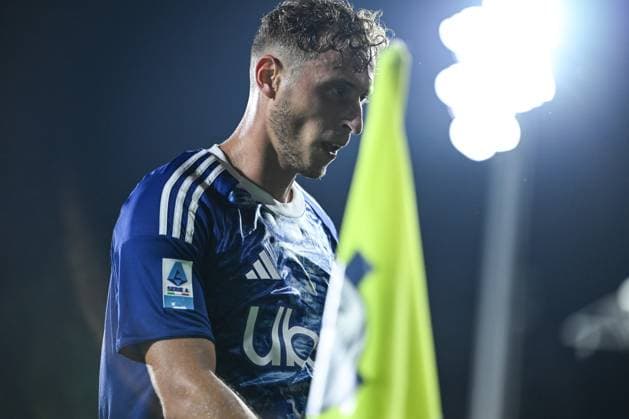 Mergim Vojvoda of Calcio Como in action during the Italian Serie A football match between Calcio Como and Genoa CFC on 15 of September 2025 at the Giuseppe Senigallia stadium in Como, Italy  Copyright: xTizianoxBallabio IPAxSportx xipa-agency.netx xx IPA_64912673 IPA_Agency_IPA64912673