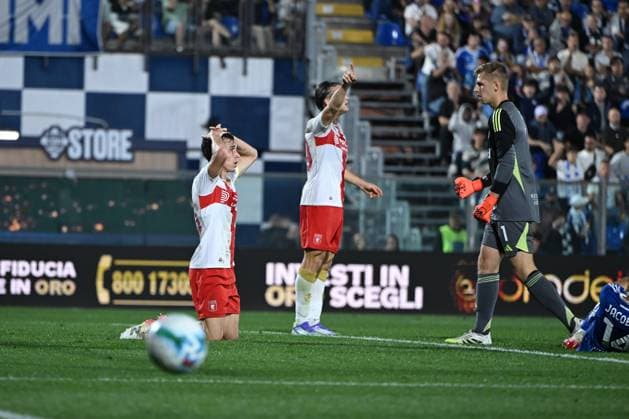 Patrizio Masini of Gen oa CFC react during the Italian Serie A football match between Calcio Como and Genoa CFC on 15 of September 2025 at the Giuseppe Senigallia stadium in Como, Italy  Copyright: xTizianoxBallabio IPAxSportx xipa-agency.netx xx IPA_64912676 IPA_Agency_IPA64912676