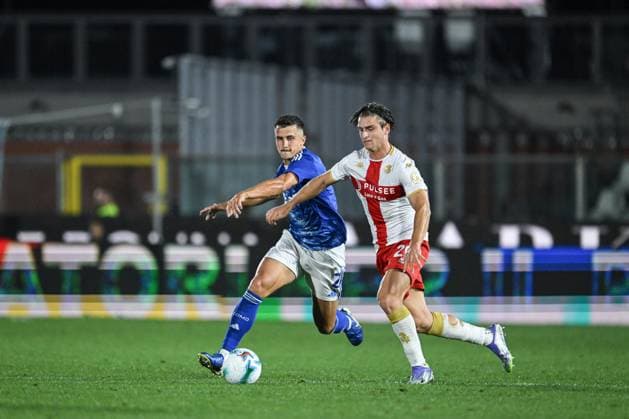 CALCIO - Serie A - Como 1907 vs Genoa CFC Lorenzo Colombo of Genoa CFC in action during the Italian Serie A football match between Calcio Como and Genoa CFC on 15 of September 2025 at the Giuseppe Senigallia stadium in Como, Italy Como Italy  Copyright: xIPAxSport ABACAx