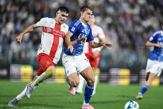 Nico Paz of Calcio Como in action during the Italian Serie A football match between Calcio Como and Genoa CFC on 15 of September 2025 at the Giuseppe Senigallia stadium in Como, Italy  Copyright: xTizianoxBallabio IPAxSportx xipa-agency.netx xx IPA_64913684 IPA_Agency_IPA64913684