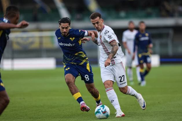 Hellas Verona FC v US Cremonese - Serie A Contrast between Suat Serdar of Hellas Verona FC and Jari Vandeputte of US Cremonese during the Serie A football match between Hellas Verona FC and US Cremonese in Verona, Italy, on September 15, 2025, at Stadio Marcantonio Bentegodi. Verona Italy  Copyright: xEmanuelexComincinix originalFilename:comincini-hellasve250915_np9L3.jpg