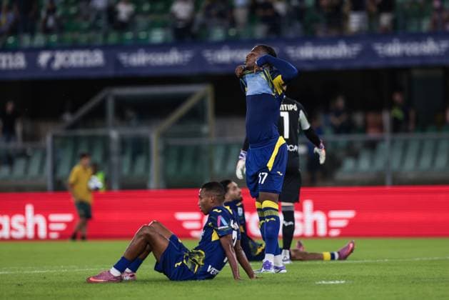 Hellas Verona FC v US Cremonese - Serie A Hellas Verona s players express disappointment at the end of the Serie A football match between Hellas Verona FC and US Cremonese in Verona, Italy, on September 15, 2025, at Stadio Marcantonio Bentegodi. Verona Italy  Copyright: xEmanuelexComincinix originalFilename:comincini-hellasve250915_npVtR.jpg