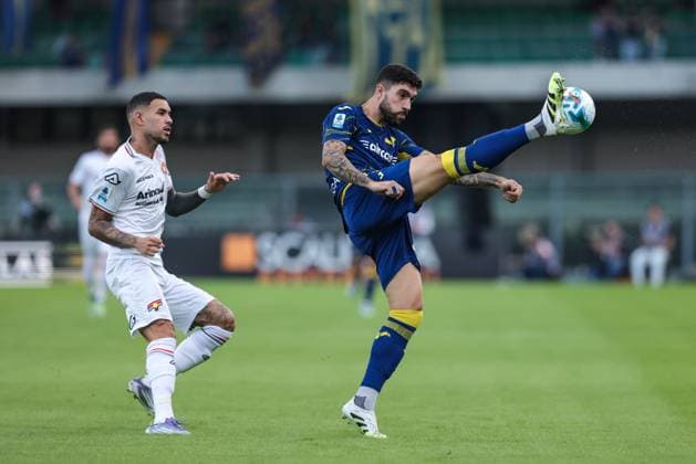 Hellas Verona FC v US Cremonese - Serie A The contrast between Ulysses Nunez of Hellas Verona FC and Antonio Sanabria of US Cremonese occurs during the Serie A football match between Hellas Verona FC and US Cremonese in Verona, Italy, on September 15, 2025, at Stadio Marcantonio Bentegodi. Verona Italy  Copyright: xEmanuelexComincinix originalFilename:comincini-hellasve250915_npHA5.jpg