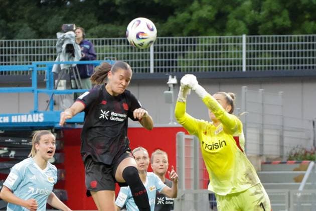 15 09 2025, xgrfx, Soccer Google Pixel Women Bundesliga, Bayer Leverkusen 1 FC Union Berlin v l Valentina Mädl Bayer Leverkusen , Cara Bösl 1 FC Union Berlin DFL DFB REGULATIONS PROHIBIT ANY USE OF PHOTOGRAPHS as IMAGE SEQUENCES and or QUASI VIDEO Leverkusen