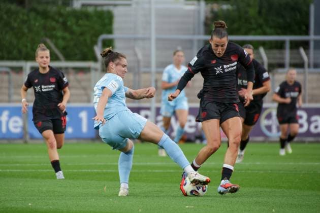 15 09 2025, xgrfx, Soccer Google Pixel Women Bundesliga, Bayer Leverkusen 1 FC Union Berlin v l Sophie Weidauer 1 FC Union Berlin , Carlotta Wamser Bayer Leverkusen DFL DFB REGULATIONS PROHIBIT ANY USE OF PHOTOGRAPHS as IMAGE SEQUENCES and or QUASI VIDEO Leverkusen
