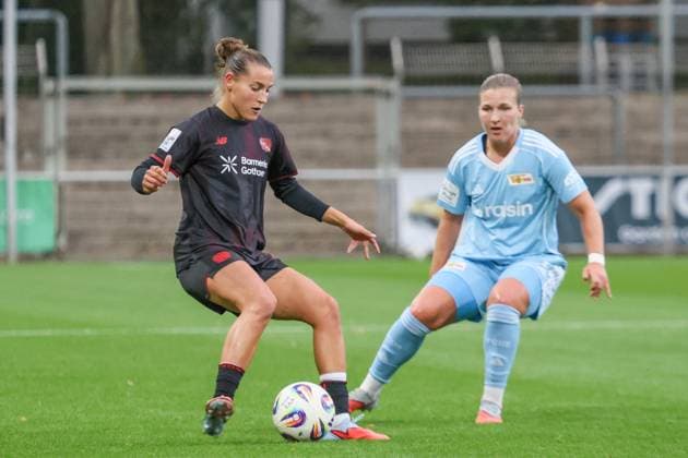 Leverkusen, Germany 15 September 2025 1 FBL 2025 2026 Bayer 04 Leverkusen vs FC Union Berlin In the picture Carlotta Wamser Bayer Leverkusen with Dina Orschmann Union Berlin in the background DFB regulations prohibit any use of photographs as image sequences and or quasi video Ulrich Haberland Stadion Nordrhein Westfalen Copyright: xFotostandx xFantinix