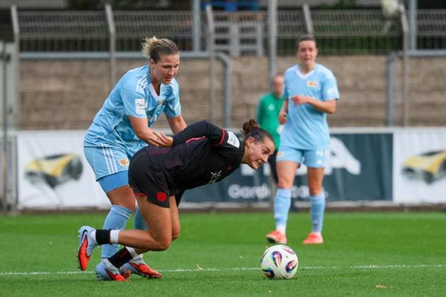 Leverkusen, Germany 15 September 2025 1 FBL 2025 2026 Bayer 04 Leverkusen vs FC Union Berlin Pictured from left in a duel Dina Orschmann Union Berlin and Carlotta Wamser Bayer Leverkusen DFB regulations prohibit any use of photographs as image sequences and or quasi video Ulrich Haberland Stadion Nordrhein Westfalen Copyright: xFotostandx xFantinix
