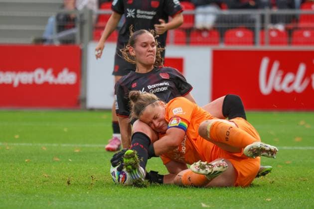 Leverkusen, Germany 15 September 2025 1 FBL 2025 2026 Bayer 04 Leverkusen vs FC Union Berlin In the picture from left Valentina Mädl Maedl Bayer Leverkusen and goalkeeper Friederike Repohl Bayer Leverkusen defend the Leverkusen goal and collide, causing Repohl to injure herself DFB regulations prohibit any use of photographs as image sequences and or quasi video Ulrich Haberland Stadion Nordrhein Westfalen Copyright: xFotostandx xFantinix