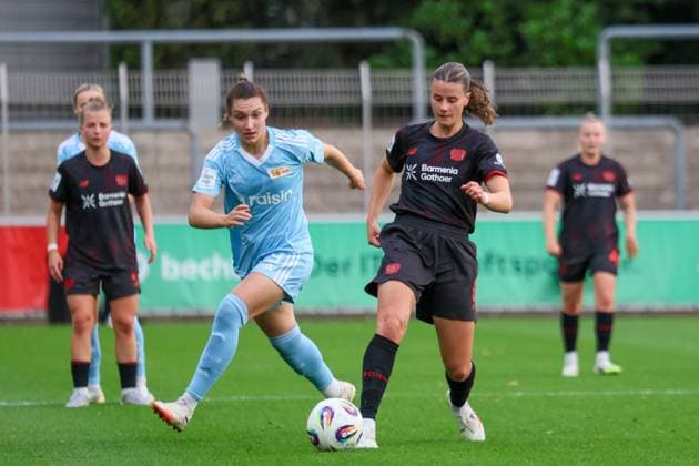 Leverkusen, Germany 15 September 2025 1 FBL 2025 2026 Bayer 04 Leverkusen vs FC Union Berlin Pictured from left Sophie Weidauer Union Berlin and Katharina Piljic Bayer Leverkusen in a running duel DFB regulations prohibit any use of photographs as image sequences and or quasi video Ulrich Haberland Stadion Nordrhein Westfalen Copyright: xFotostandx xFantinix