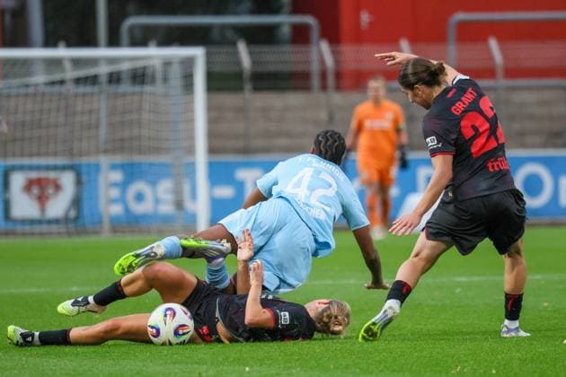 Leverkusen, Germany 15 September 2025 1 FBL 2025 2026 Bayer 04 Leverkusen vs FC Union Berlin Pictured from left in a duel Sofie Zdebel Union Berlin , Naika Reissner Union Berlin and Ruby Grant Bayer Leverkusen DFB regulations prohibit any use of photographs as image sequences and or quasi video Ulrich Haberland Stadion Nordrhein Westfalen Copyright: xFotostandx xFantinix