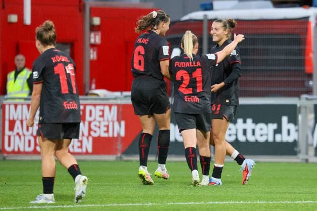 Leverkusen, Germany 15 September 2025 1 FBL 2025 2026 Bayer 04 Leverkusen vs FC Union Berlin In the picture from left the third goal scorer Carlotta Wamser Bayer Leverkusen scores the goal to 3 1 for Bayer Leverkusen and cheers with Katharina Piljic Bayer Leverkusen and Vanessa Fudalla Bayer Leverkusen DFB regulations prohibit any use of photographs as image sequences and or quasi video Ulrich Haberland Stadion Nordrhein Westfalen Copyright: xFotostandx xFantinix