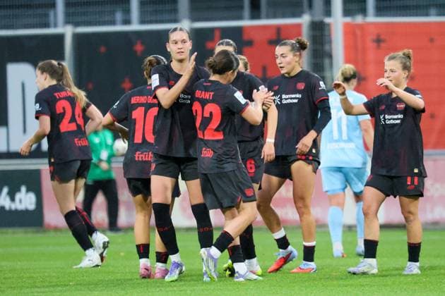 Leverkusen, Germany 15 September 2025 1 FBL 2025 2026 Bayer 04 Leverkusen vs FC Union Berlin In the picture goal scorer Carlotta Wamser Bayer Leverkusen , center in the picture, scores the goal to 3 1 for Bayer Leverkusen and cheers with her teammates DFB regulations prohibit any use of photographs as image sequences and or quasi video Ulrich Haberland Stadion Nordrhein Westfalen Copyright: xFotostandx xFantinix