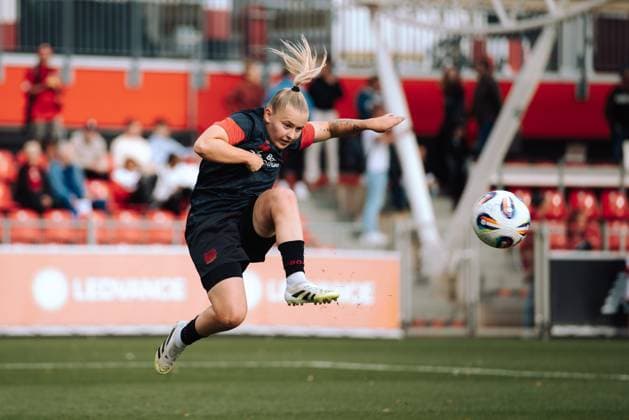 15 09 25, Women, Soccer, Google Pixel Women Bundesliga, Season 2025 2026, Bayer 04 Leverkusen 1 FC Union Berlin, 2 Matchday Vanessa Fudalla 21 Bayer 04 Leverkusen Completion during warm-up training Leverkusen Ulrich Haberland Stadion NRW Germany