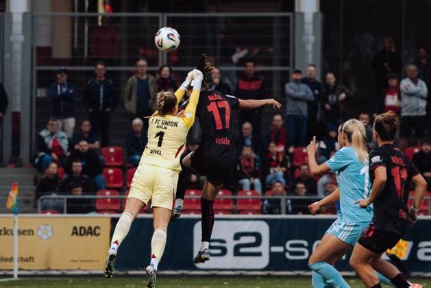 15 09 25, Women, Soccer, Google Pixel Women Bundesliga, Season 2025 2026, Bayer 04 Leverkusen 1 FC Union Berlin, 2 Matchday Cara Bösl 1 1 FC Union Berlin Parade against Valentina Mädl 17 Bayer 04 Leverkusen Leverkusen Ulrich Haberland Stadion NRW Germany