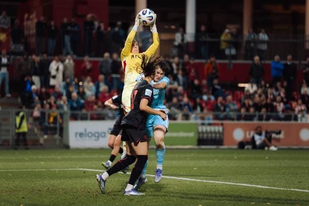 15 09 25, Women, Football, Google Pixel Women Bundesliga, Season 2025 2026, Bayer 04 Leverkusen 1 FC Union Berlin, 2 Matchday Cara Bösl 1 1 FC Union Berlin Ball in penalty area Catch, Parade Leverkusen Ulrich Haberland Stadion NRW Germany