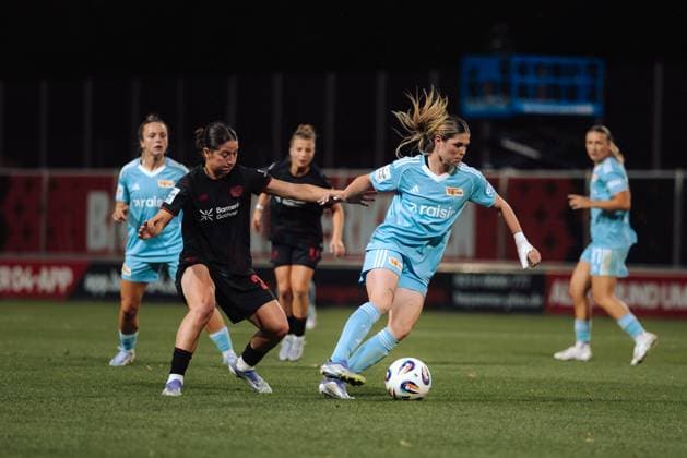 15 09 25, Women, Soccer, Google Pixel Women Bundesliga, Season 2025 2026, Bayer 04 Leverkusen 1 FC Union Berlin, 2 Matchday Eileen Campbell 10 1 FC Union Berlin dribbling against Ruby Grant 22 Bayer 04 Leverkusen Leverkusen Ulrich Haberland Stadion NRW Germany