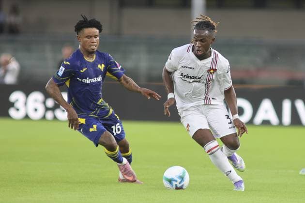 Warren Bondo of US Cremonese competes for the ball with Gift Emmanuel Orban of Hellas Verona FC during Hellas Verona FC vs US Cremonese, 3Â° Serie A Enilive 2025-26 game at Marcantonio Bentegodi stadium in Verona (VR), Italy, on September 15, 2025.  Copyright: xDavidexCasentini IPAxSportx xipa-agency.netx xx IPA_64908669 IPA_Agency_IPA64908669