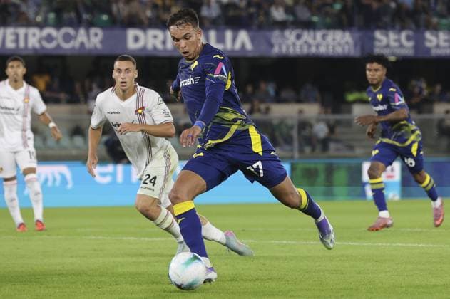 Giovane Santana do Nascimiento of Hellas Verona FC play the ball during Hellas Verona FC vs US Cremonese, 3Â° Serie A Enilive 2025-26 game at Marcantonio Bentegodi stadium in Verona (VR), Italy, on September 15, 2025.  Copyright: xDavidexCasentini IPAxSportx xipa-agency.netx xx IPA_64908735 IPA_Agency_IPA64908735
