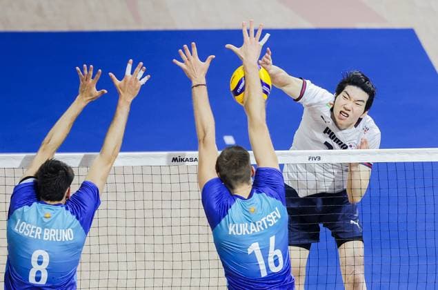 (250916) -- QUEZON CITY, Sept. 16, 2025 -- Heo Subong (R) of South Korea competes against players of Argentina during the pool C match between Argentina and South Korea at the FIVB Men s World Championship, WM, Weltmeisterschaft 2025 in Quezon City, the Philippines, on Sept. 16, 2025. ) (SP)THE PHILIPPINES-QUEZON CITY-VOLLEYBALL-FIVB MEN S WORLD CHAMPIONSHIP 2025-ARG VS KOR RouellexUmali 