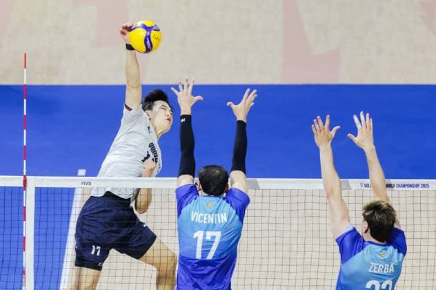 (250916) -- QUEZON CITY, Sept. 16, 2025 -- Im Donghyeok (L) of South Korea competes against players of Argentina during the pool C match between Argentina and South Korea at the FIVB Men s World Championship, WM, Weltmeisterschaft 2025 in Quezon City, the Philippines, on Sept. 16, 2025. ) (SP)THE PHILIPPINES-QUEZON CITY-VOLLEYBALL-FIVB MEN S WORLD CHAMPIONSHIP 2025-ARG VS KOR RouellexUmali 