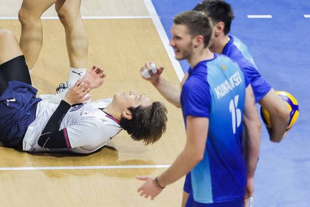 (250916) -- QUEZON CITY, Sept. 16, 2025 -- Cha Youngseok (back) of South Korea reacts during the pool C match between Argentina and South Korea at the FIVB Men s World Championship, WM, Weltmeisterschaft 2025 in Quezon City, the Philippines, on Sept. 16, 2025. ) (SP)THE PHILIPPINES-QUEZON CITY-VOLLEYBALL-FIVB MEN S WORLD CHAMPIONSHIP 2025-ARG VS KOR RouellexUmali 