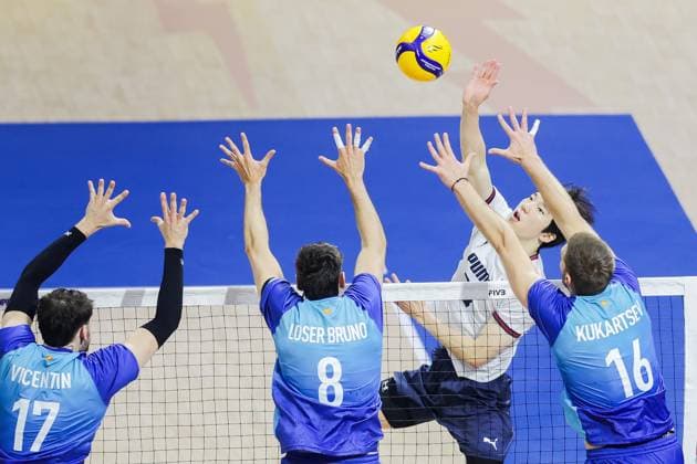 (250916) -- QUEZON CITY, Sept. 16, 2025 -- Heo Subong (back) of South Korea competes against players of Argentina during the pool C match between Argentina and South Korea at the FIVB Men s World Championship, WM, Weltmeisterschaft 2025 in Quezon City, the Philippines, on Sept. 16, 2025. ) (SP)THE PHILIPPINES-QUEZON CITY-VOLLEYBALL-FIVB MEN S WORLD CHAMPIONSHIP 2025-ARG VS KOR RouellexUmali 