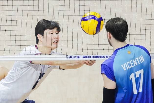 (250916) -- QUEZON CITY, Sept. 16, 2025 -- Choi Junhyeok (L) of South Korea competes against Luciano Vicentin of Argentina during the pool C match between Argentina and South Korea at the FIVB Men s World Championship, WM, Weltmeisterschaft 2025 in Quezon City, the Philippines, on Sept. 16, 2025. ) (SP)THE PHILIPPINES-QUEZON CITY-VOLLEYBALL-FIVB MEN S WORLD CHAMPIONSHIP 2025-ARG VS KOR RouellexUmali 