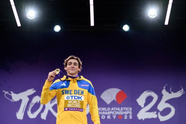 250916 Armand Duplantis of Sweden celebrates at the medal ceremony for the men™s pole vault during day 4 of the 2025 World Athletics Championships on September 16, 2025 in Tokyo Photo Joel Marklund BILDBYRAN kod JM JM0732 bbeng friidrott athletics friidrett 2025 world athletics championships world athletics championships tokyo 25 friidrotts vm friidretts vm vm jubel sverige världsrekord  Copyright: JOELxMARKLUND BB250916JM002