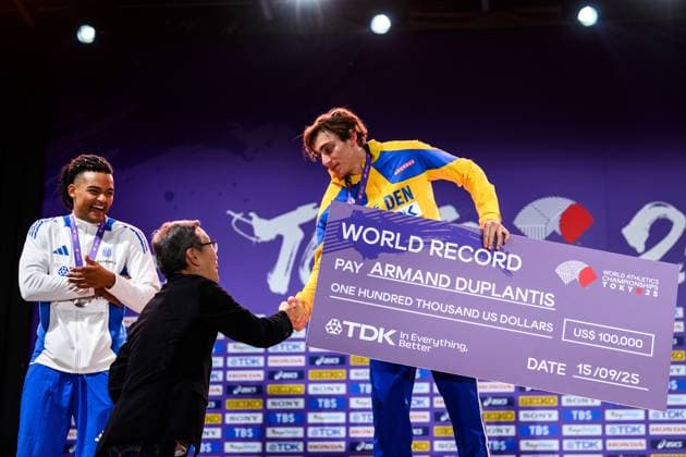 250916 Emmanouil Karalis of Greece and Armand Duplantis of Sweden celebrate at the medal ceremony for men™s pole vault during day 4 of the 2025 World Athletics Championships on September 16, 2025 in Tokyo Photo Joel Marklund BILDBYRAN kod JM JM0732 bbeng friidrott athletics friidrett 2025 world athletics championships world athletics championships tokyo 25 friidrotts vm friidretts vm vm jubel  Copyright: JOELxMARKLUND BB250916JM012