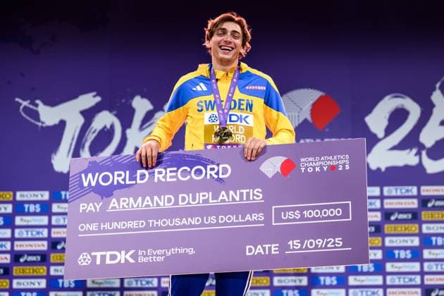 250916 Armand Duplantis of Sweden celebrates at the medal ceremony for men™s pole vault during day 4 of the 2025 World Athletics Championships on September 16, 2025 in Tokyo Photo Joel Marklund BILDBYRAN kod JM JM0732 bbeng friidrott athletics friidrett 2025 world athletics championships world athletics championships tokyo 25 friidrotts vm friidretts vm vm jubel  Copyright: JOELxMARKLUND BB250916JM016