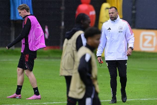 AMSTERDAM - Ajax coach Johnny Heitinga during a training session at De Toekomst in preparation for the Champions League match against Internazionale. ANP OLAF KRAAK xVIxANPxSportx xxANPxIVx 536480855 originalFilename: 536480855.jpg