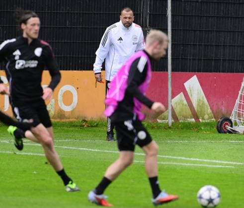 AMSTERDAM - Ajax coach Johnny Heitinga during a training session at De Toekomst in preparation for the Champions League match against Internazionale. ANP OLAF KRAAK xVIxANPxSportx xxANPxIVx 536480877 originalFilename: 536480877.jpg