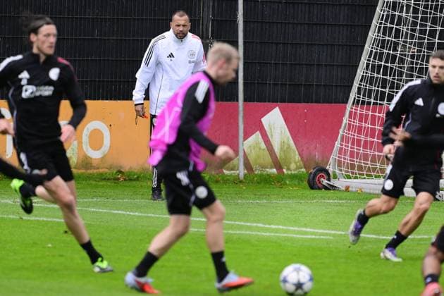 AMSTERDAM - Ajax coach Johnny Heitinga during a training session at De Toekomst in preparation for the Champions League match against Internazionale. ANP OLAF KRAAK xVIxANPxSportx xxANPxIVx 536480882 originalFilename: 536480882.jpg