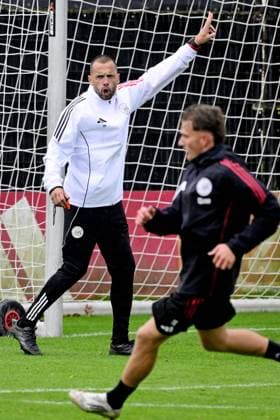 AMSTERDAM - Ajax coach Johnny Heitinga during a training session at De Toekomst in preparation for the Champions League match against Internazionale. ANP OLAF KRAAK xVIxANPxSportx xxANPxIVx 536480898 originalFilename: 536480898.jpg