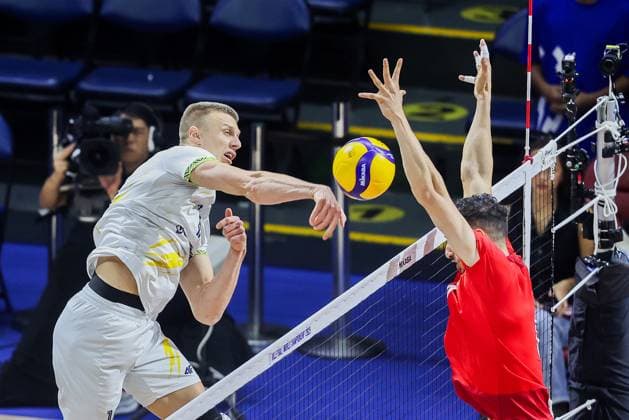 (250916) -- QUEZON CITY, Sept. 16, 2025 -- Illia Kovalev (L) of Ukraine competes during the pool F match between Ukraine and Algeria at the FIVB Men s World Championship, WM, Weltmeisterschaft 2025 in Quezon City, the Philippines, on Sept. 16, 2025. ) (SP)THE PHILIPPINES-QUEZON CITY-VOLLEYBALL-FIVB MEN S WORLD CHAMPIONSHIP 2025-UKR VS ALG ROUELLExUMALI 