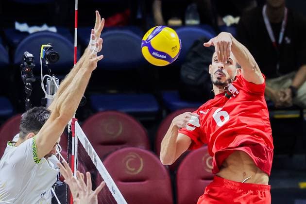 (250916) -- QUEZON CITY, Sept. 16, 2025 -- Amrat Yasser (R) of Algeria competes during the pool F match between Ukraine and Algeria at the FIVB Men s World Championship, WM, Weltmeisterschaft 2025 in Quezon City, the Philippines, on Sept. 16, 2025. ) (SP)THE PHILIPPINES-QUEZON CITY-VOLLEYBALL-FIVB MEN S WORLD CHAMPIONSHIP 2025-UKR VS ALG ROUELLExUMALI 