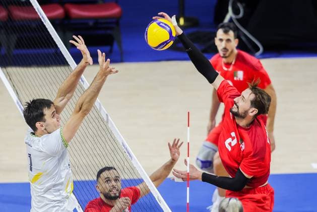 (250916) -- QUEZON CITY, Sept. 16, 2025 -- Sofiane Bouyoucef (R front) of Algeria competes against Maksym Drozd (L) of Ukraine during the pool F match between Ukraine and Algeria at the FIVB Men s World Championship, WM, Weltmeisterschaft 2025 in Quezon City, the Philippines, on Sept. 16, 2025. ) (SP)THE PHILIPPINES-QUEZON CITY-VOLLEYBALL-FIVB MEN S WORLD CHAMPIONSHIP 2025-UKR VS ALG ROUELLExUMALI 