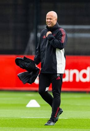 Football - UEFA Champions League - Liverpool FC v AtlÃ tico de Madrid - MD-1 LIVERPOOL, ENGLAND - Tuesday, September 16, 2025: Liverpool s Arne Slot during a training session at the AXA Training Centre ahead of the UEFA Champions League match between Liverpool FC and AtlÃ tico de Madrid. (Photo by Jessica Hornby Propaganda)  Copyright: xDavidxRawcliffex P2025-09-16-LFC-Training-Atletico-4