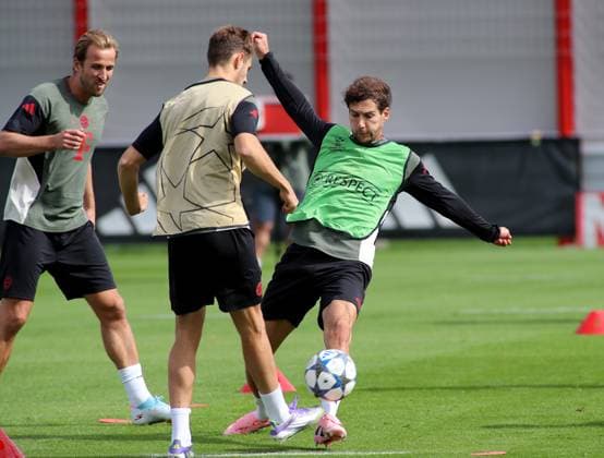 Football, Men, Champions League, Season 2025 2026, FC Bayern Munich, Final training Josip Stanisic FC Bayern Munich left with Leon Goretzka FC Bayern Munich right in a two-legged match for the ball