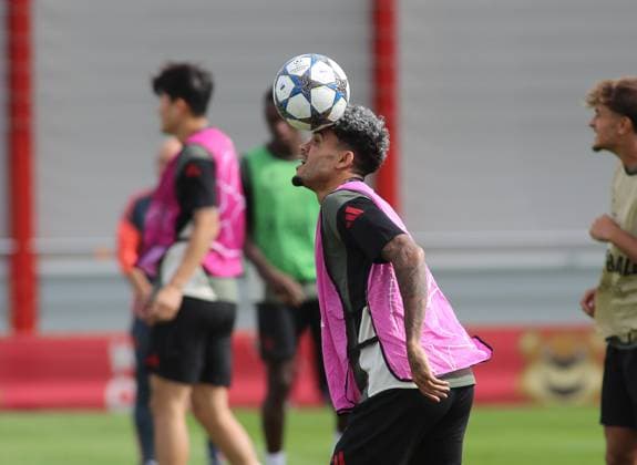 Football, Men, Champions League, Season 2025 2026, FC Bayern Munich, Final training Luis Diaz FC Bayern Munich juggles with a ball on his head