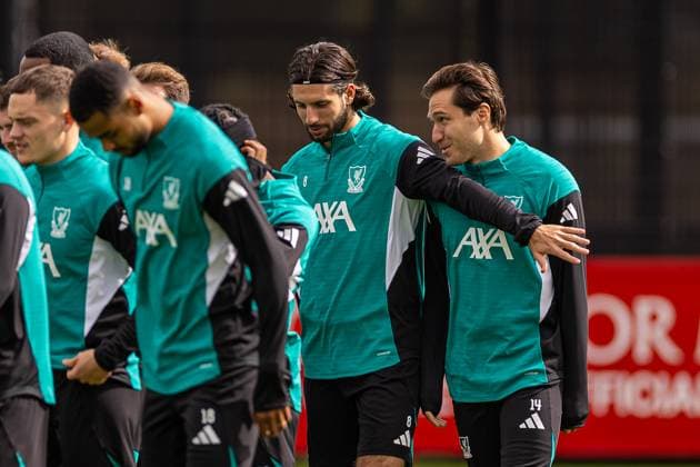 Football - UEFA Champions League - Liverpool FC v AtlÃ tico de Madrid - MD-1 LIVERPOOL, ENGLAND - Tuesday, September 16, 2025: Liverpool s Dominik Szoboszlai holds back Federico Chiesa (R) during a training session at the AXA Training Centre ahead of the UEFA Champions League match between Liverpool FC and AtlÃ tico de Madrid. (Photo by David Rawcliffe Propaganda) LIVERPOOL AXA Training Centre MERSEYSIDE ENGLAND  Copyright: xDavidxRawcliffex P2025-09-16-Liverpool_Atletico_MD-1-8