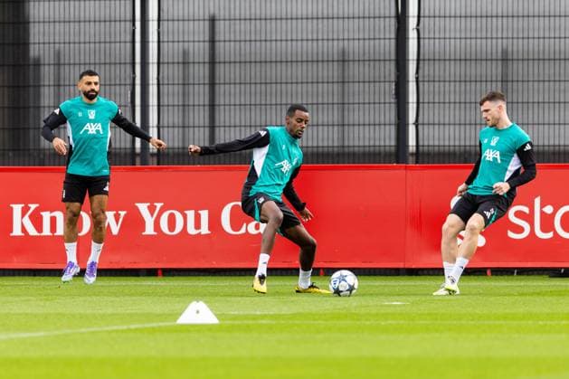 Football - UEFA Champions League - Liverpool FC v AtlÃ tico de Madrid - MD-1 LIVERPOOL, ENGLAND - Tuesday, September 16, 2025: Liverpool s Alexander Isak and Andy Robertson during a training session at the AXA Training Centre ahead of the UEFA Champions League match between Liverpool FC and AtlÃ tico de Madrid. (Photo by Jessica Hornby Propaganda)  Copyright: xDavidxRawcliffex P2025-09-16-LFC-Training-Atletico-26