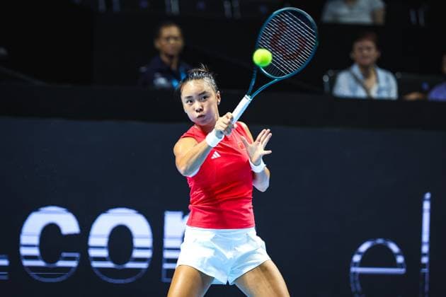 SHENZHEN, CHINA - SEPTEMBER 16: Yuan Yue of China competes against Elisabetta Cocciaretto of Italy in the 2025 Billie Jean King Cup Finals quarterfinal match between Italy and China at Shenzhen Bay Sports Centre Arena on September 16, 2025 in Shenzhen, Guangdong Province ofChina.  Copyright: xVCGx 111591328455
