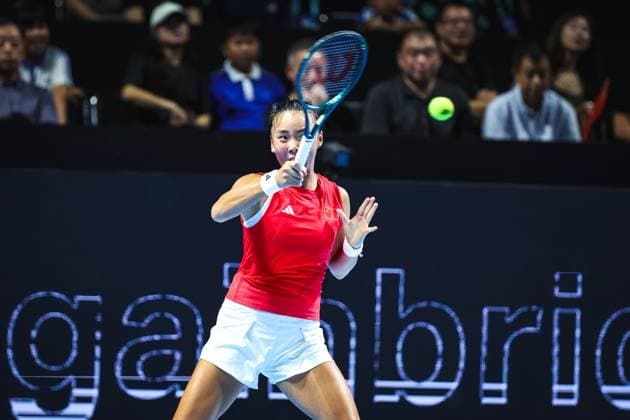 SHENZHEN, CHINA - SEPTEMBER 16: Yuan Yue of China competes against Elisabetta Cocciaretto of Italy in the 2025 Billie Jean King Cup Finals quarterfinal match between Italy and China at Shenzhen Bay Sports Centre Arena on September 16, 2025 in Shenzhen, Guangdong Province ofChina.  Copyright: xVCGx 111591328468