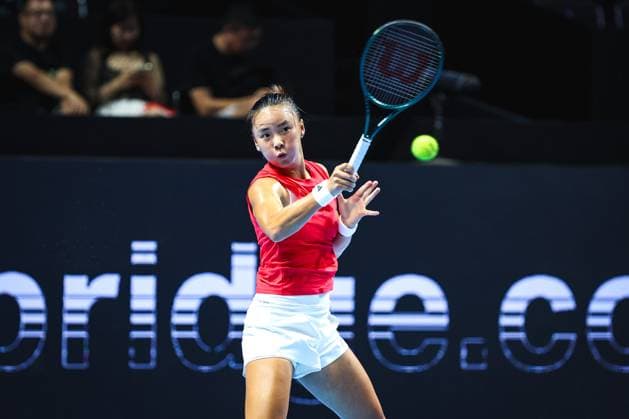 SHENZHEN, CHINA - SEPTEMBER 16: Yuan Yue of China competes against Elisabetta Cocciaretto of Italy in the 2025 Billie Jean King Cup Finals quarterfinal match between Italy and China at Shenzhen Bay Sports Centre Arena on September 16, 2025 in Shenzhen, Guangdong Province ofChina.  Copyright: xVCGx 111591328462