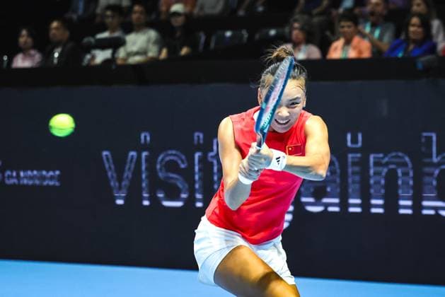 SHENZHEN, CHINA - SEPTEMBER 16: Yuan Yue of China competes against Elisabetta Cocciaretto of Italy in the 2025 Billie Jean King Cup Finals quarterfinal match between Italy and China at Shenzhen Bay Sports Centre Arena on September 16, 2025 in Shenzhen, Guangdong Province ofChina.  Copyright: xVCGx 111591328441