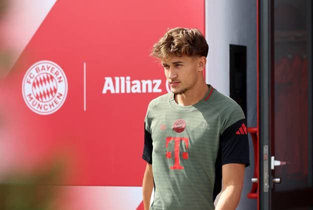 Football, Men, Champions League, Season 2025 2026, FC Bayern Munich, Final training Tom Bischof FC Bayern Munich on the way to the training ground, Head, Upper body