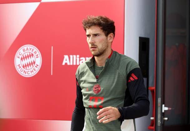 Football, Men, Champions League, Season 2025 2026, FC Bayern Munich, Final training Leon Goretzka FC Bayern Munich on the way to the training ground, Head, Upper body